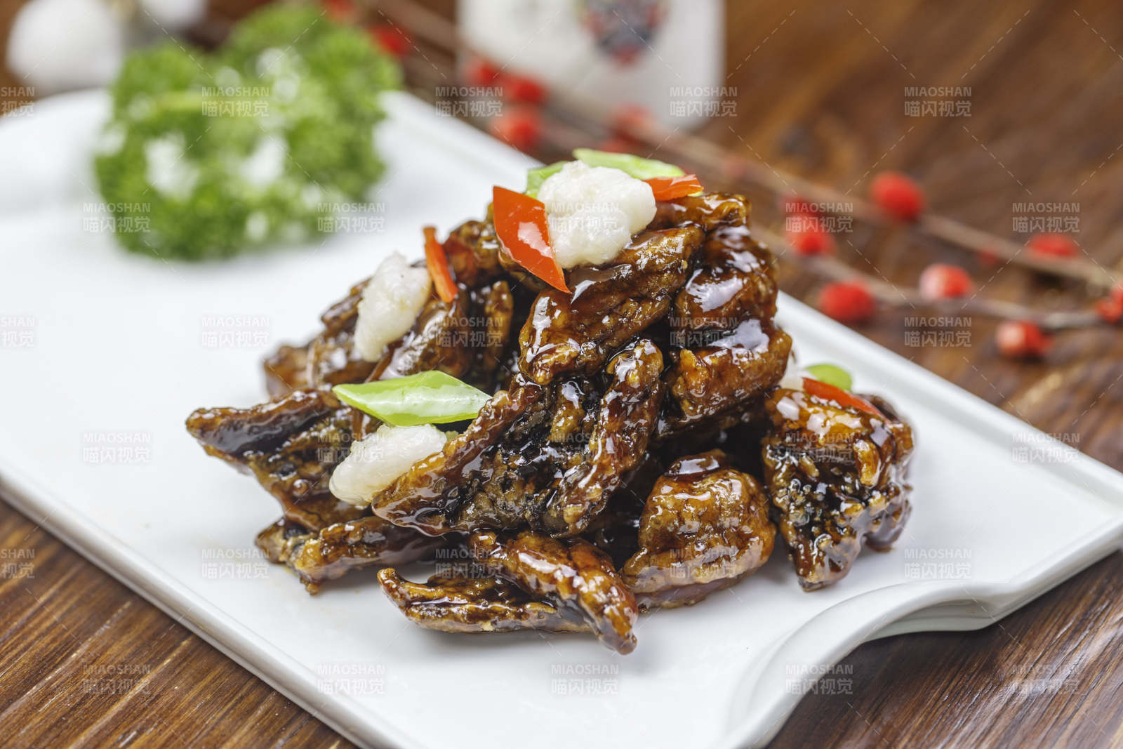 长方形白瓷盘装的糖醋海鳗鱼