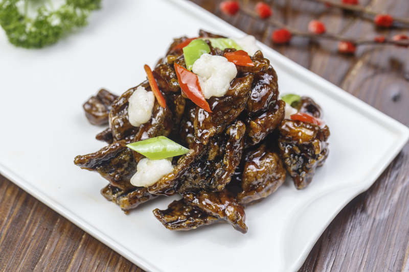 长方形白瓷盘装的糖醋海鳗鱼