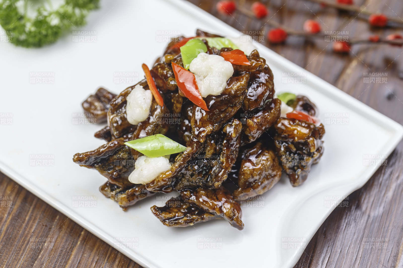 长方形白瓷盘装的糖醋海鳗鱼