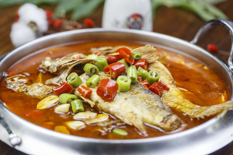 不锈钢贴盆装的香辣酸汤罗非鱼