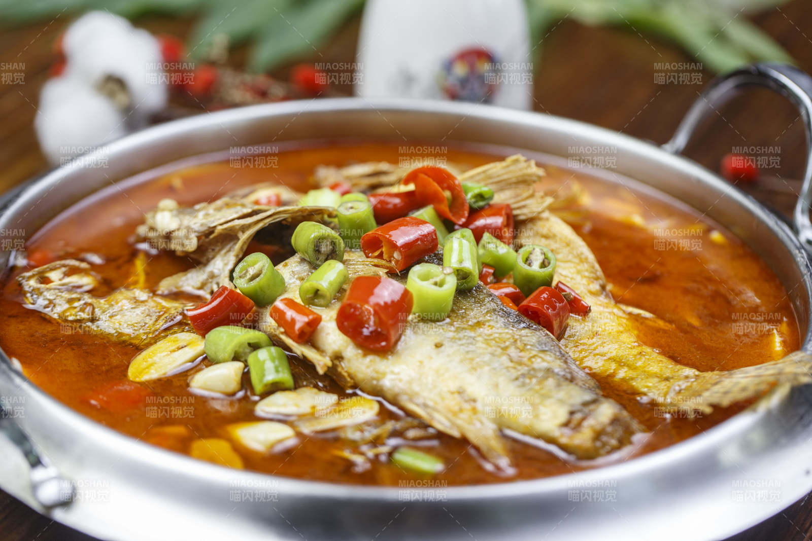 不锈钢贴盆装的香辣酸汤罗非鱼