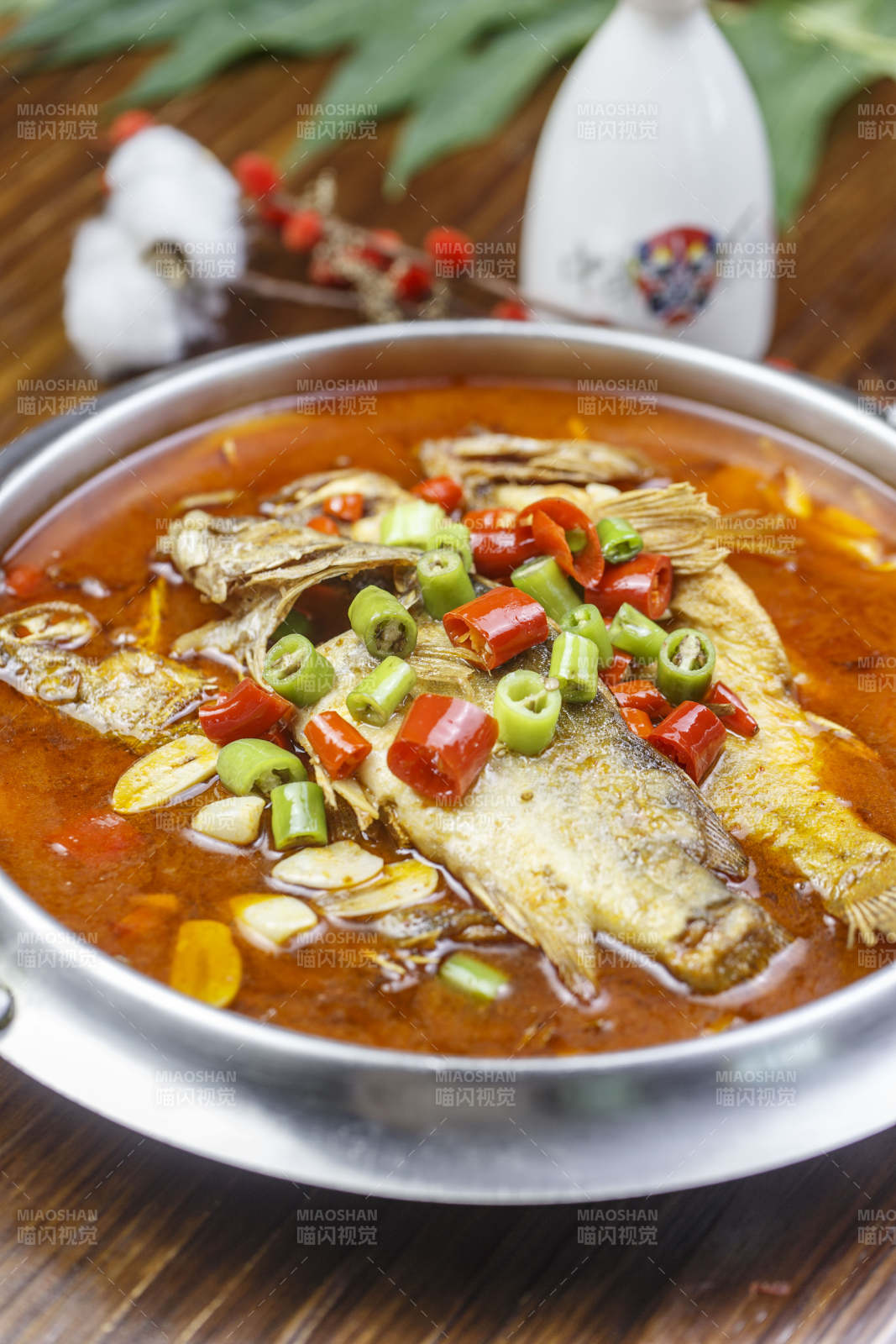 不锈钢贴盆装的香辣酸汤罗非鱼