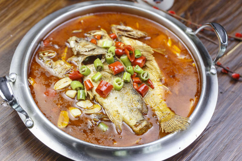 不锈钢贴盆装的香辣酸汤罗非鱼