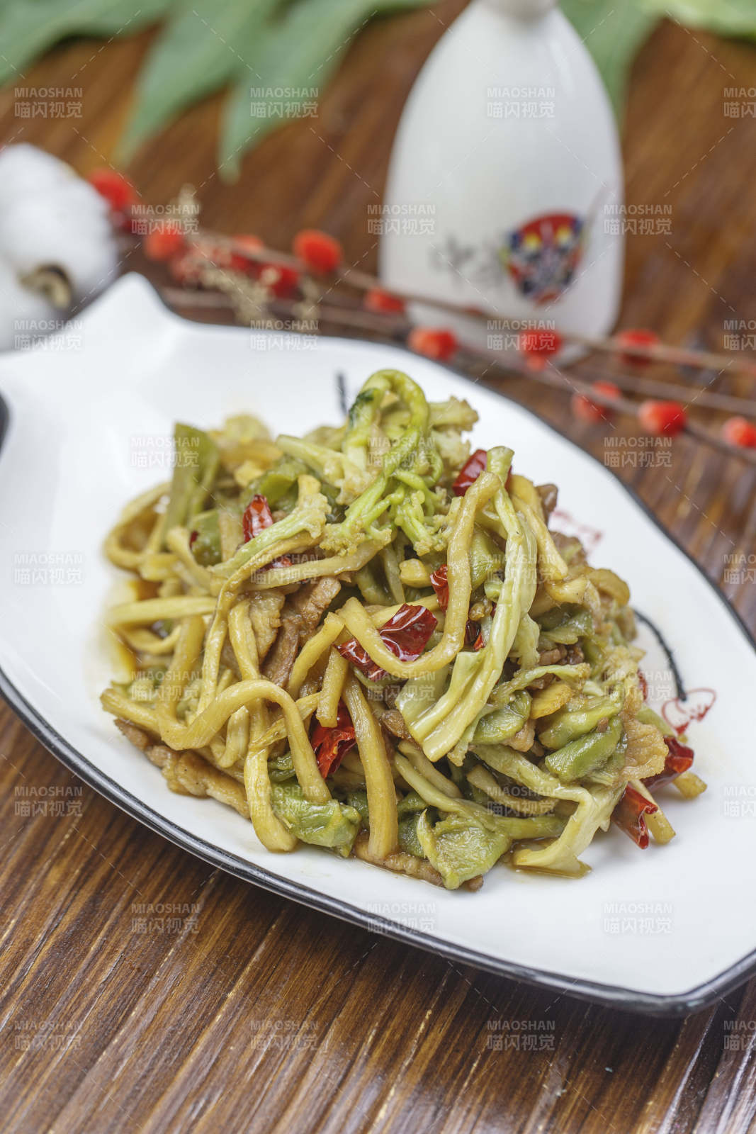 形白瓷盤裝的五花肉炒貢菜