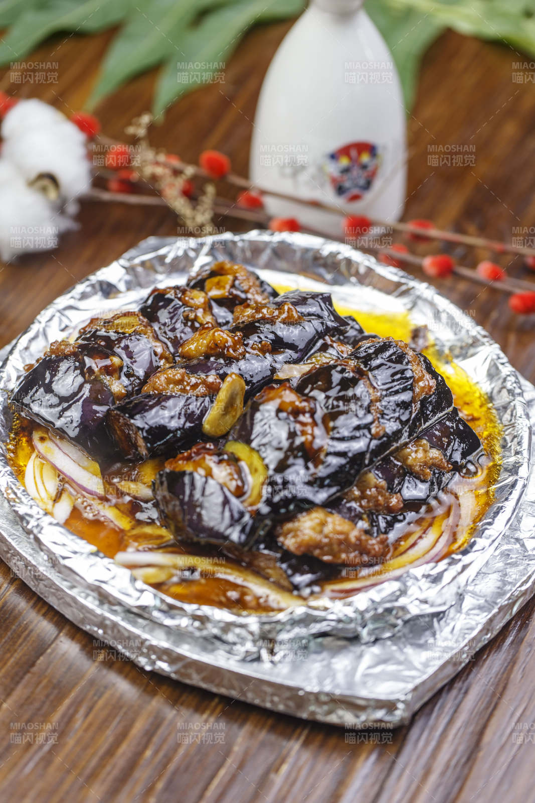 锡纸铁盘装的铁板肉沫酱香茄子