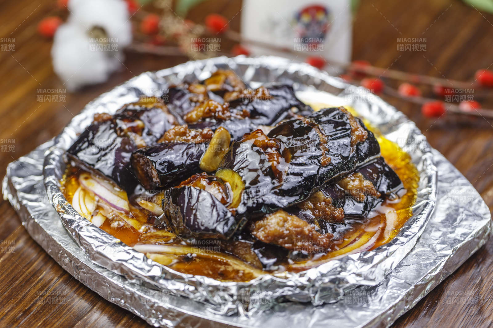 锡纸铁盘装的铁板肉沫酱香茄子