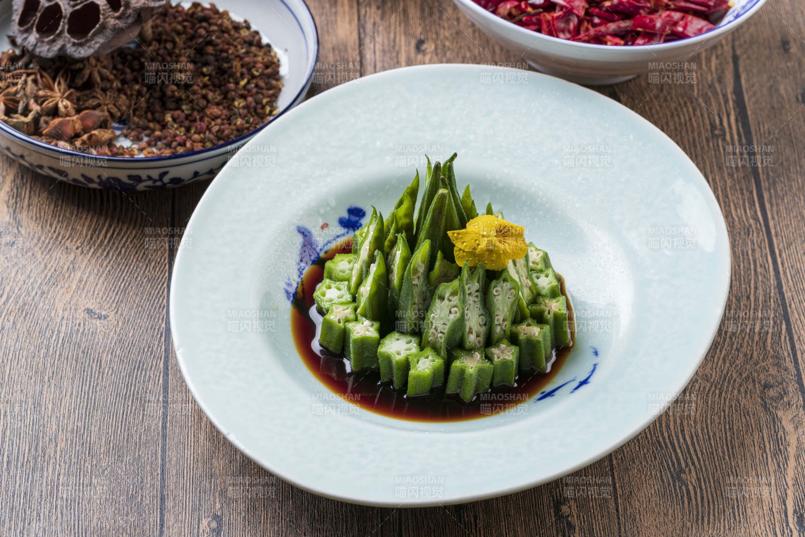 長方形白瓷盤裝的澆汁涼拌秋葵