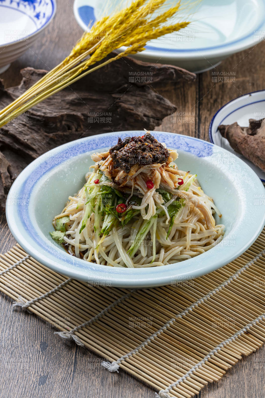 老干妈黄瓜豆芽拌鸡丝