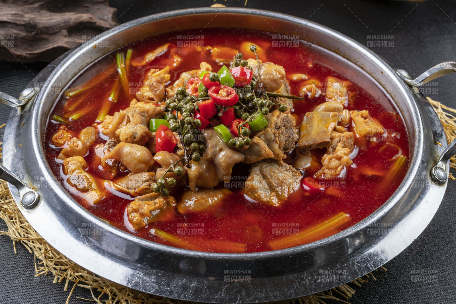 锅仔红油椒麻肥肠小排骨图片