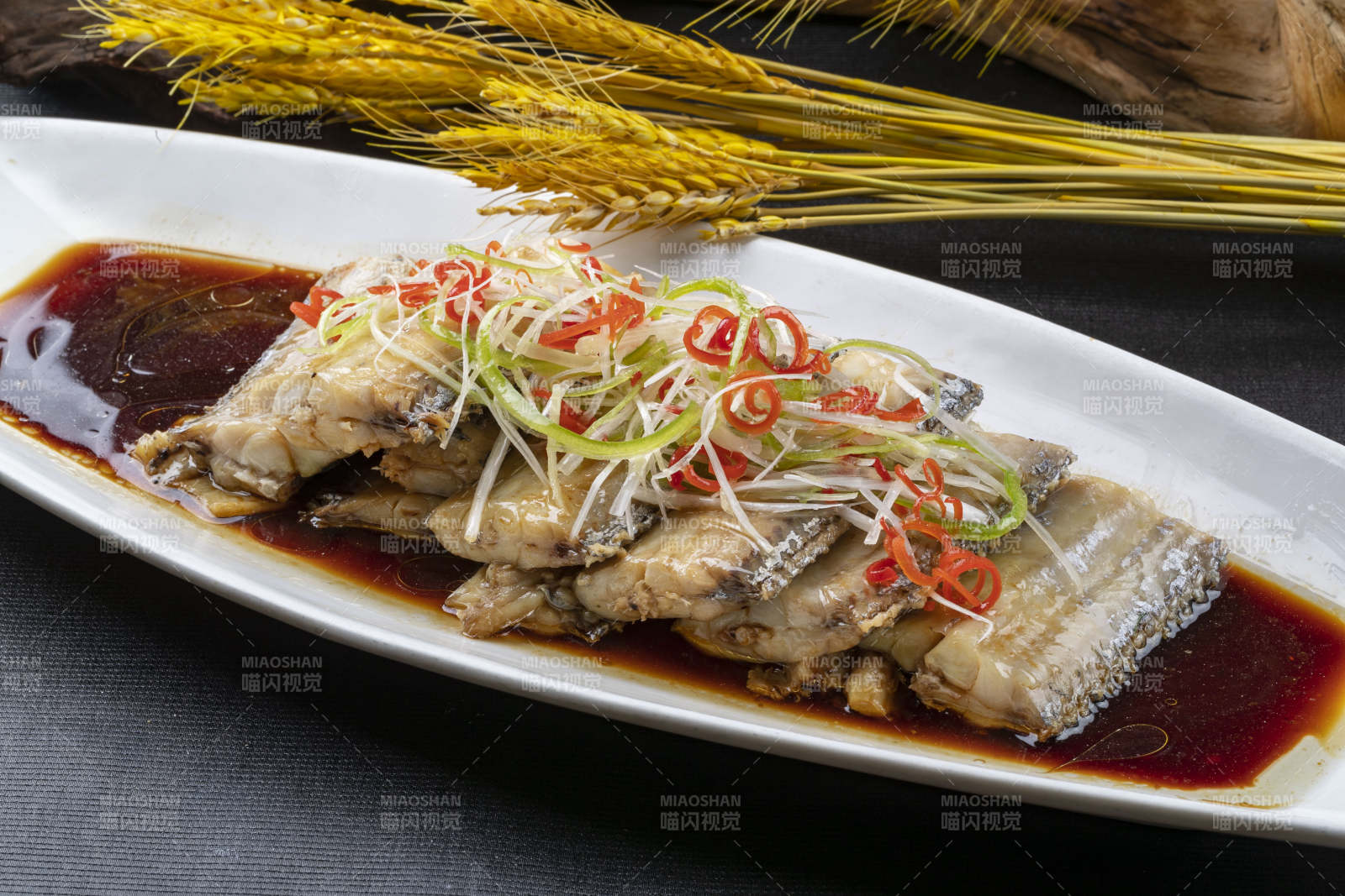 浇汁清蒸深海带鱼图片