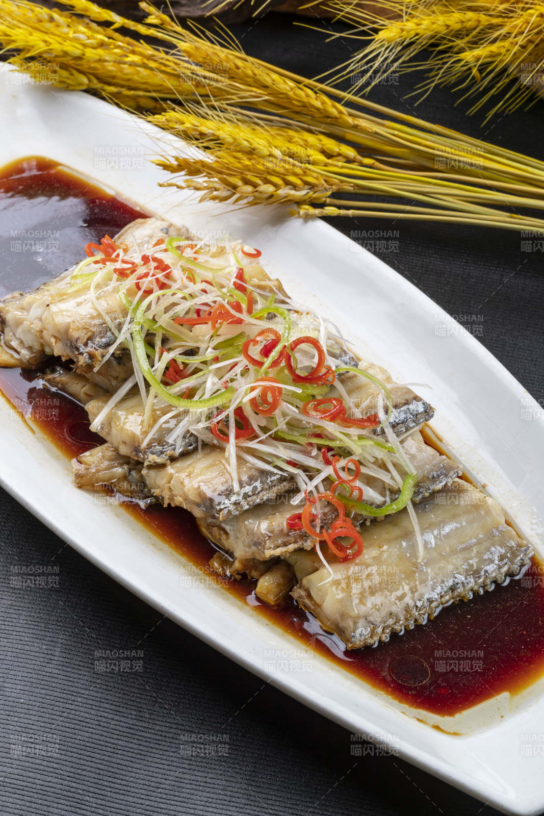 浇汁清蒸深海带鱼图片