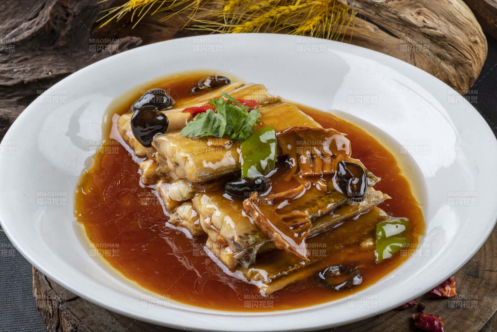 浇汁红烧带鱼图片