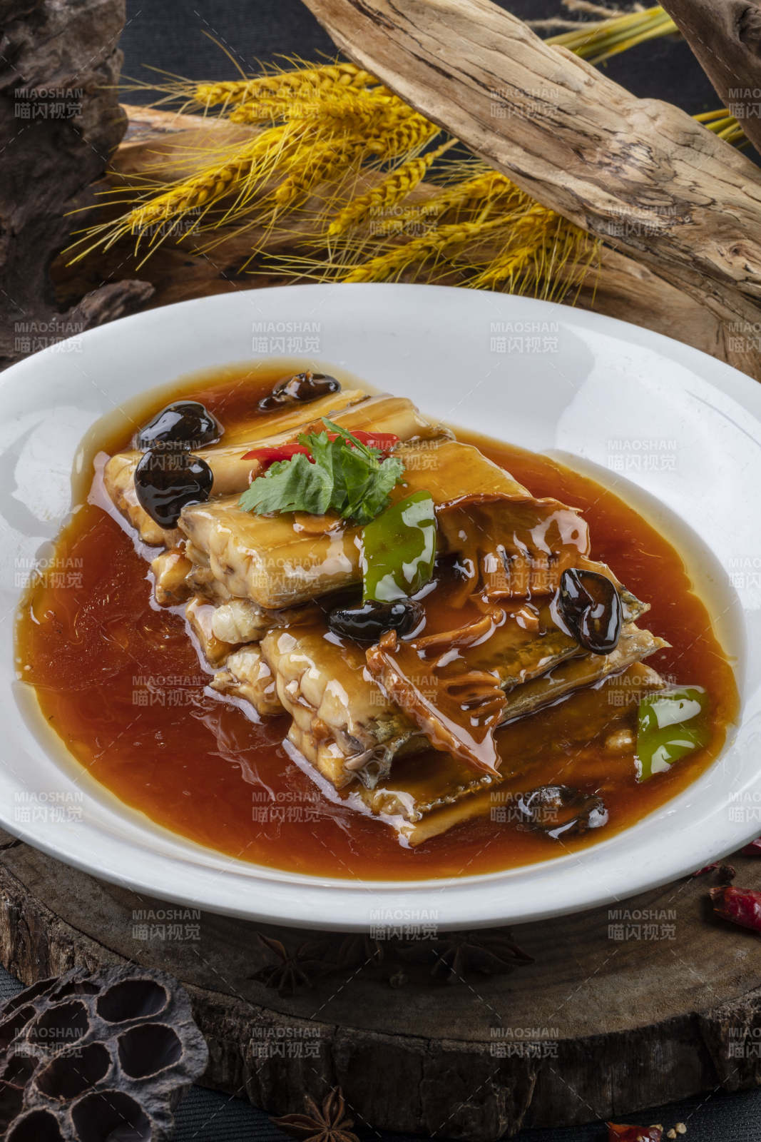 浇汁红烧带鱼图片