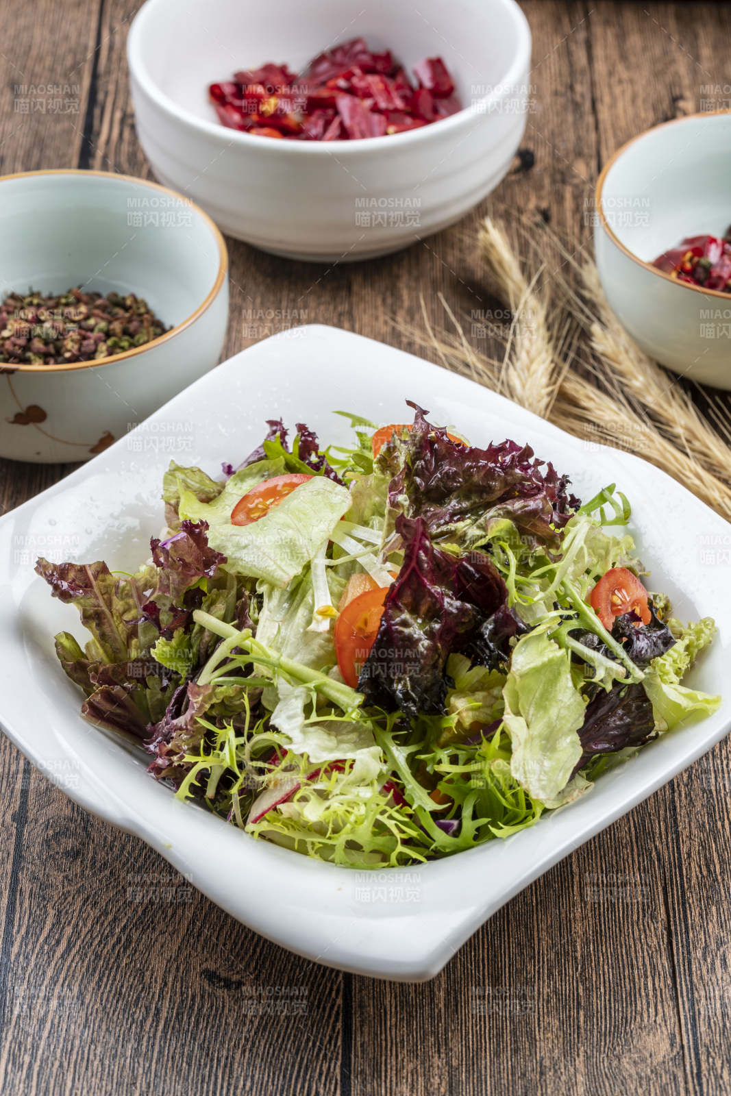 白色瓷盘装的炝拌时蔬图片