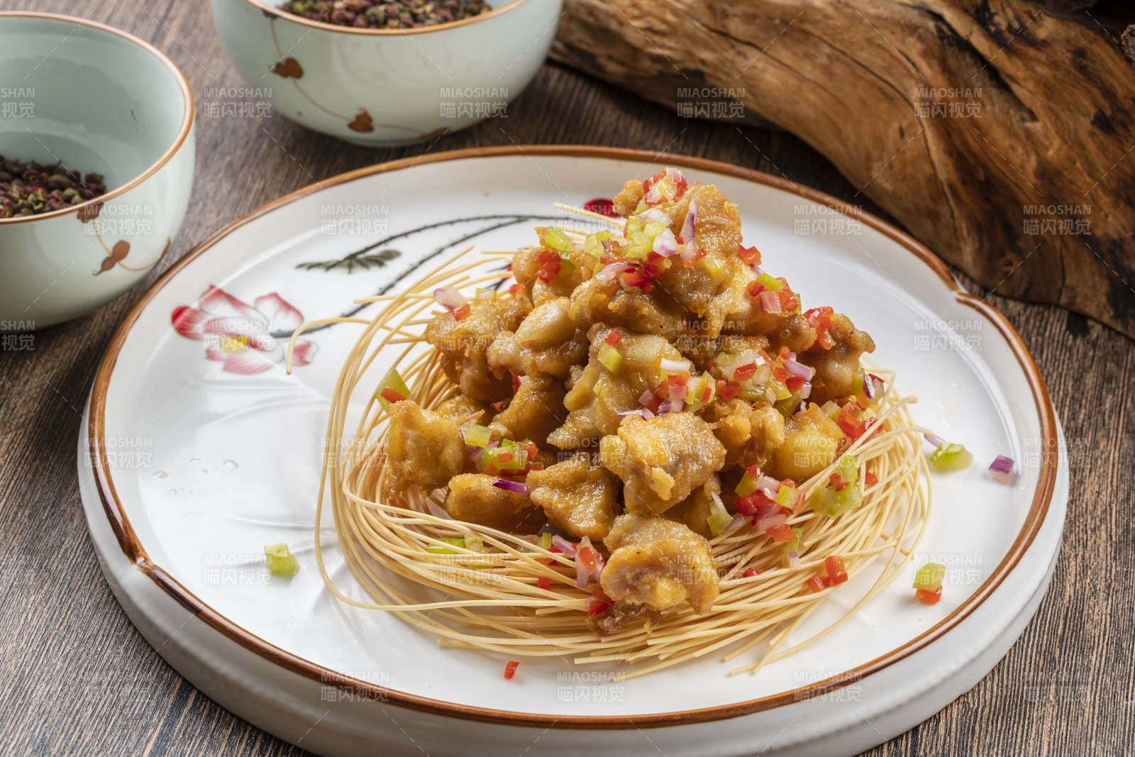 白色瓷盘装的香辣蒜香鸡块