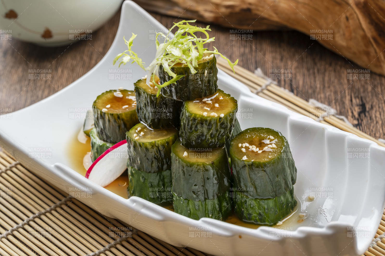 白色瓷盘装的捞汁黄瓜