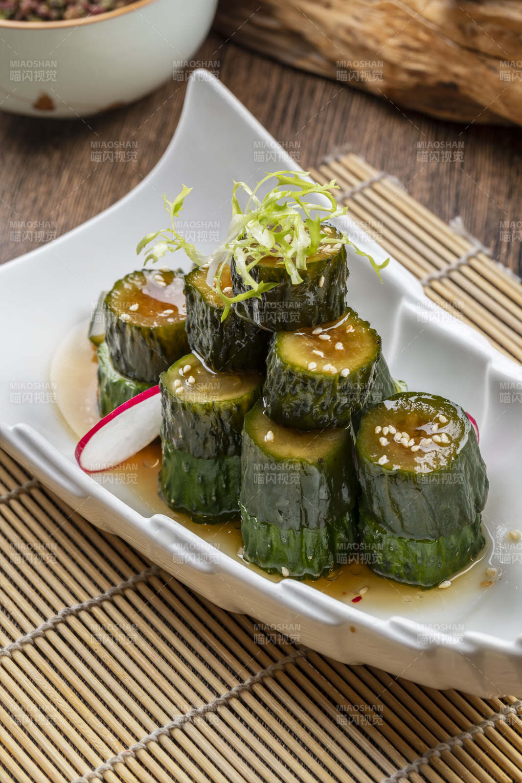 白色瓷盘装的捞汁黄瓜