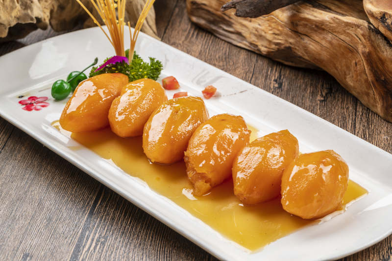 白色瓷盘装的蜂蜜红薯