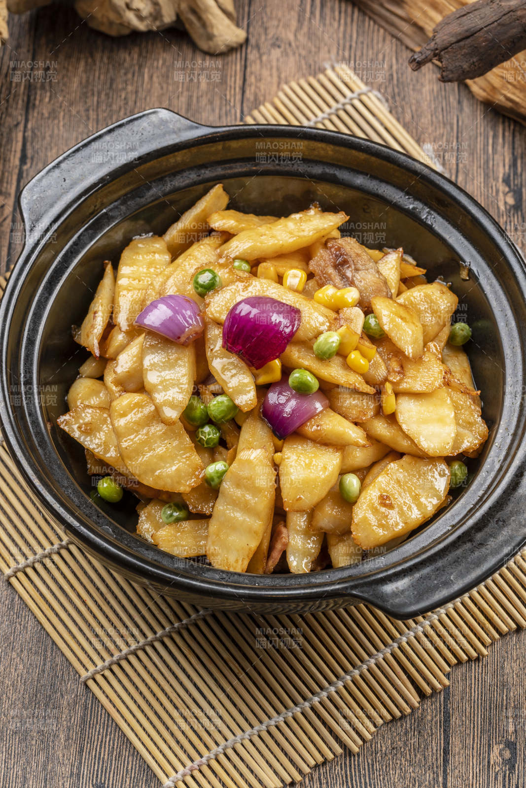 精美餐具装的砂锅长山药-摄影图