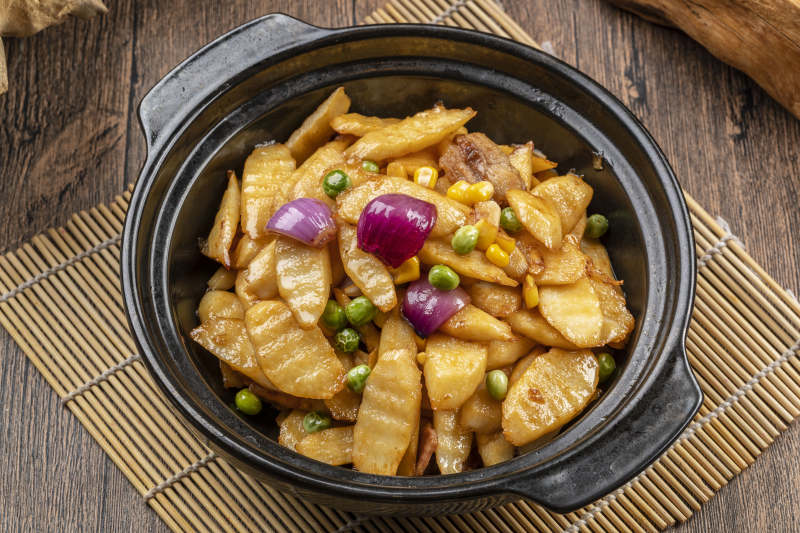 精美餐具装的砂锅长山药-摄影图