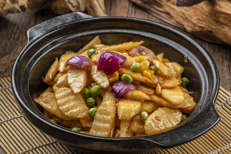 精美餐具装的砂锅长山药-摄影图