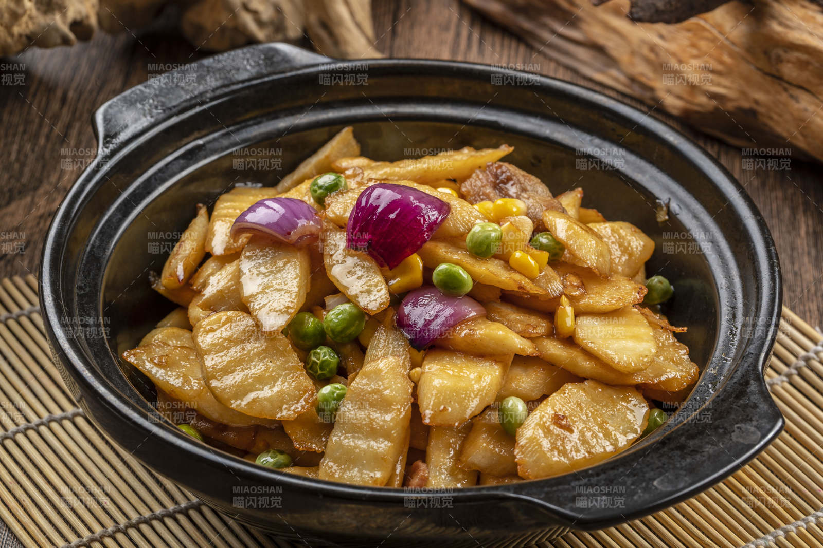 精美餐具装的砂锅长山药-摄影图