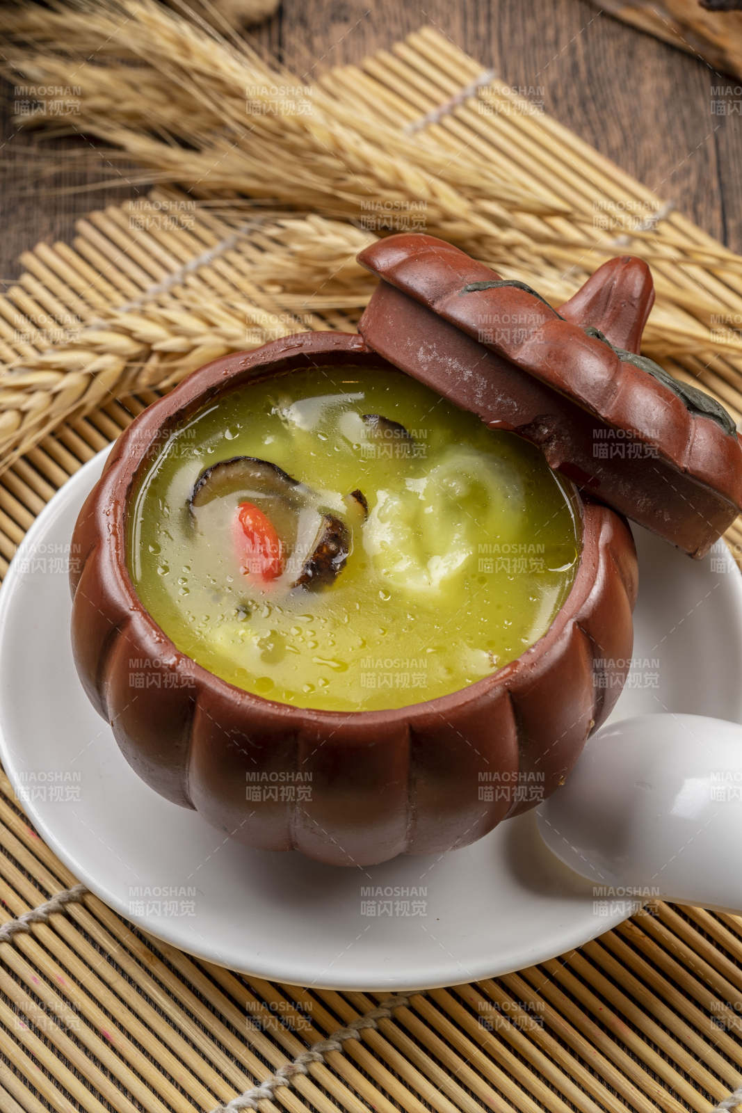 紫砂罐装的浓汤海底佛跳墙