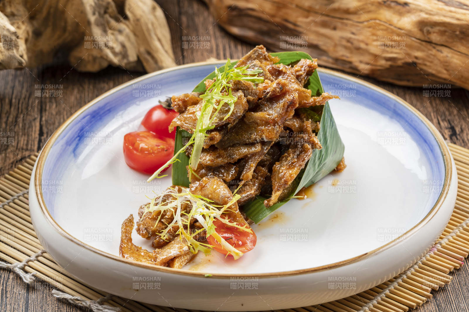 白色瓷盘装的豆豉鲮鱼