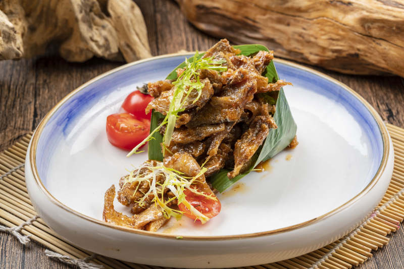 白色瓷盘装的豆豉鲮鱼