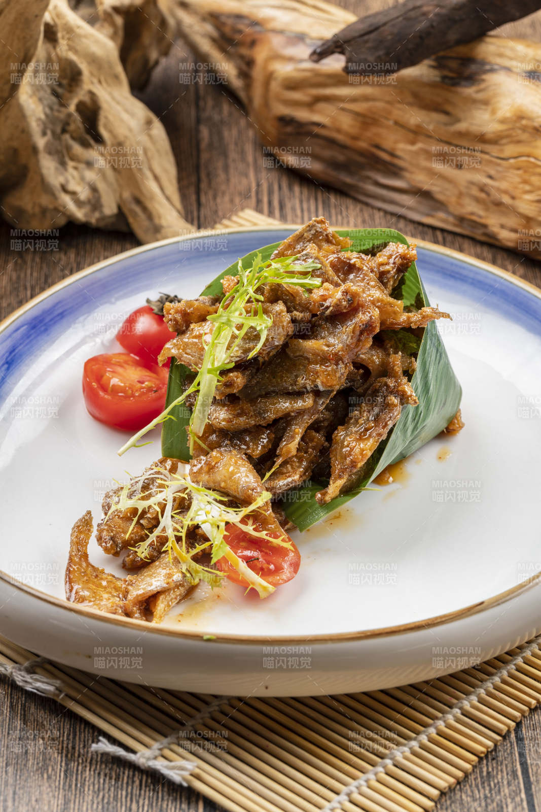 白色瓷盘装的豆豉鲮鱼