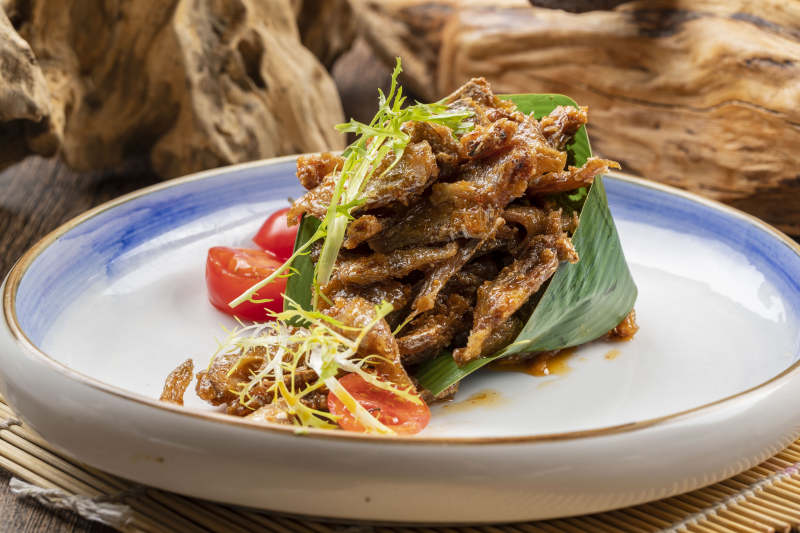 白色瓷盘装的豆豉鲮鱼