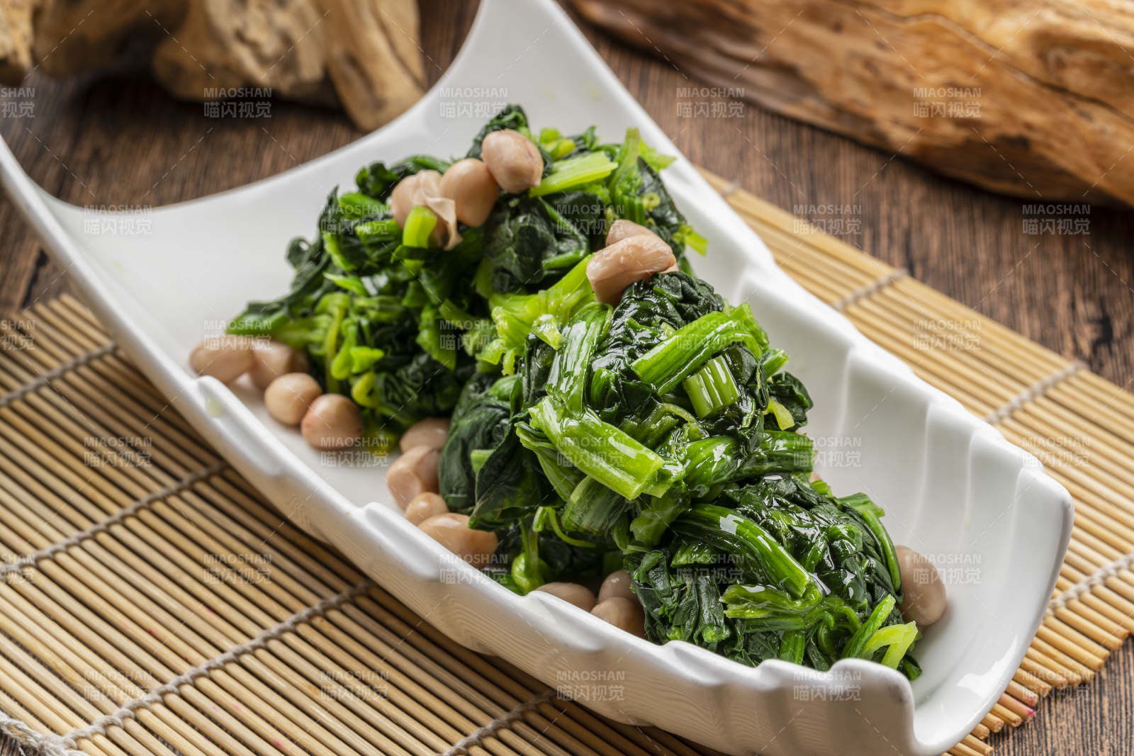 白色瓷盤裝的果仁菠菜