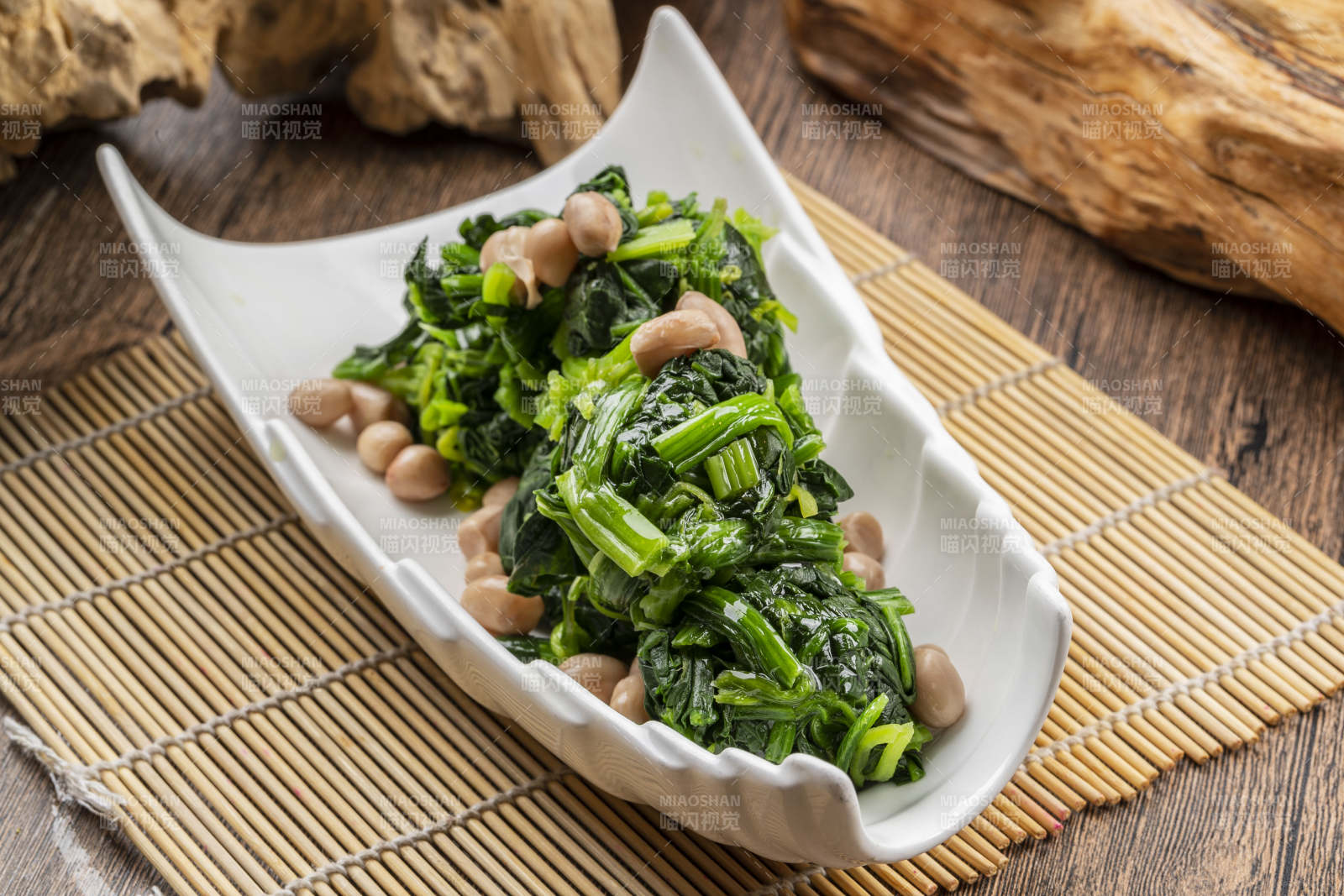 白色瓷盤裝的果仁菠菜