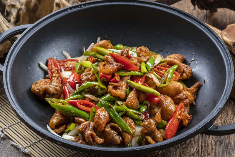 精美餐具装的干锅肥肠