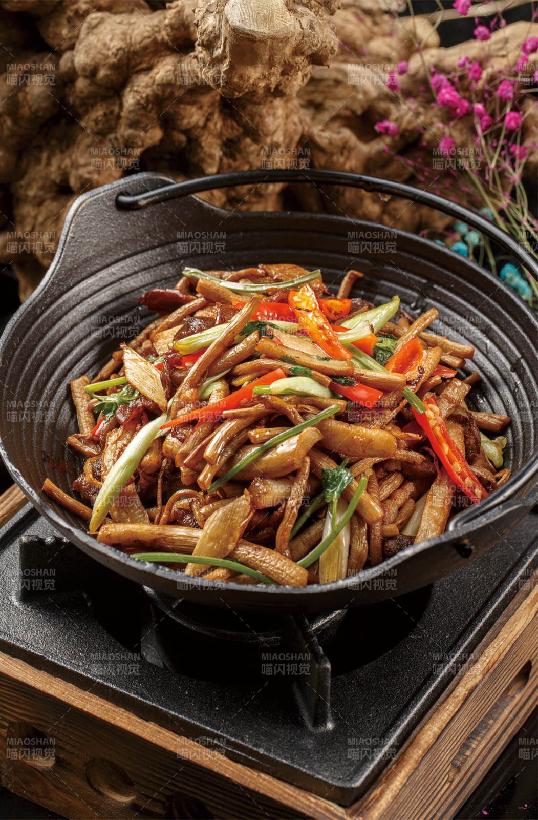 黑铁锅装的鲜椒茶树菇图片
