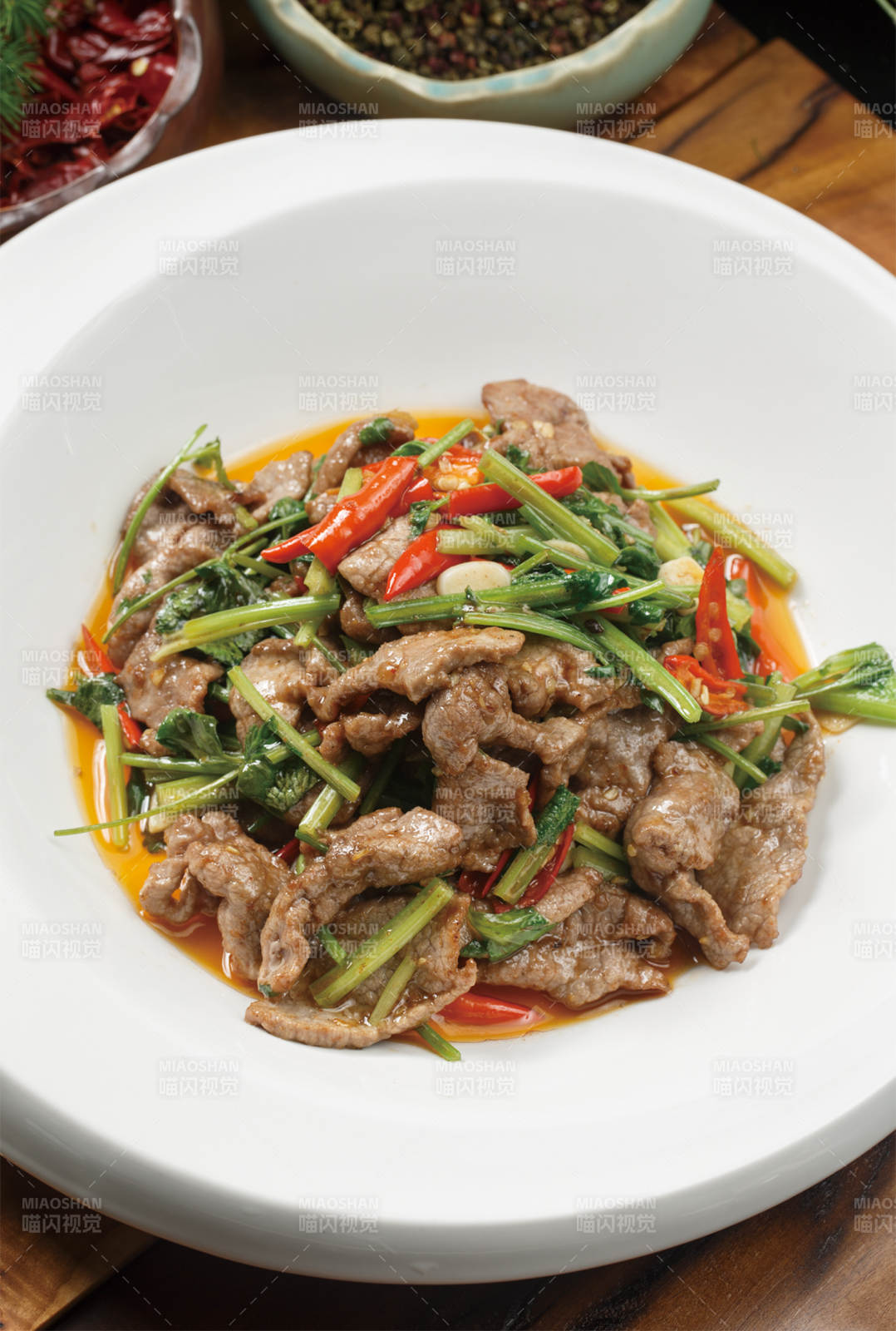 白色瓷盘装的香菜小炒腰片