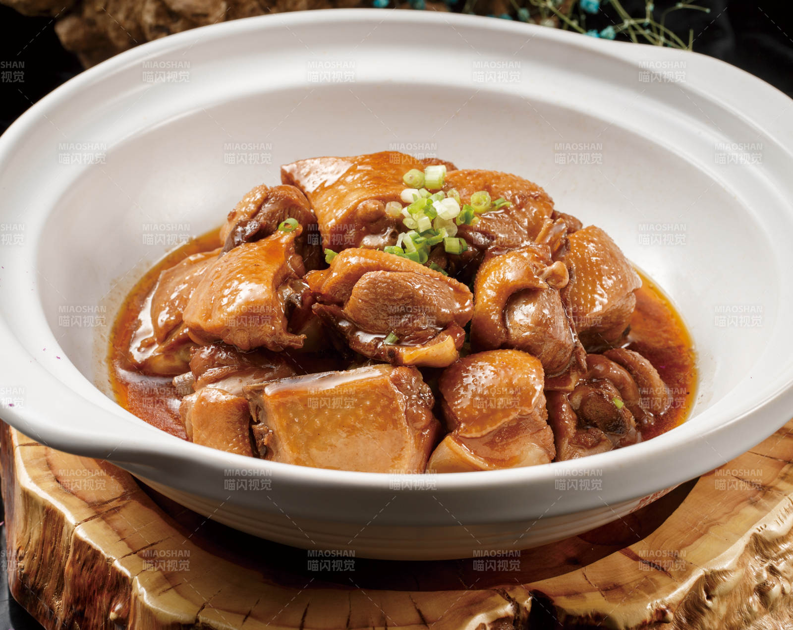 白色砂锅装的红烧大鹅块
