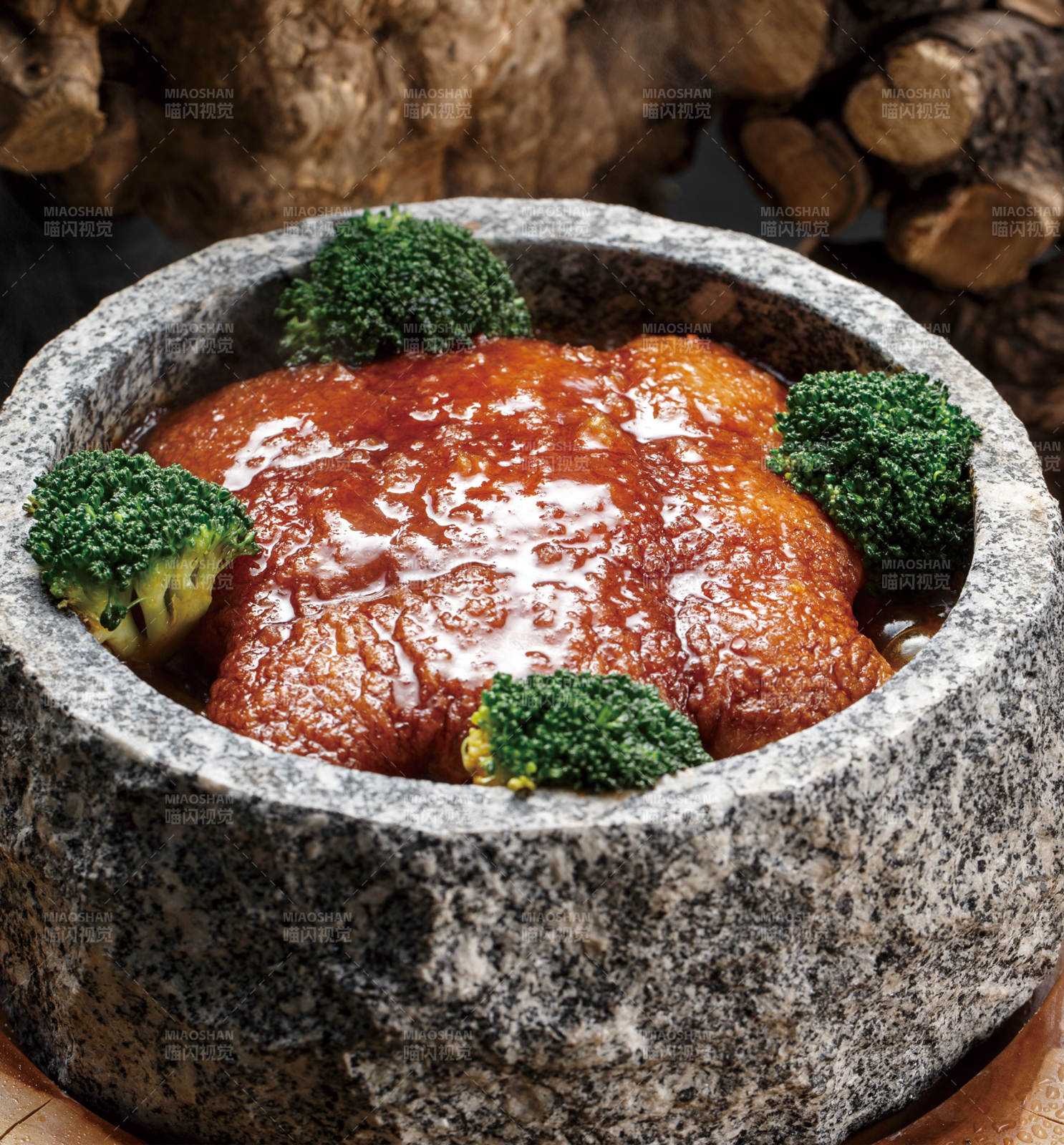 树墩上的摆放的石锅一品肉