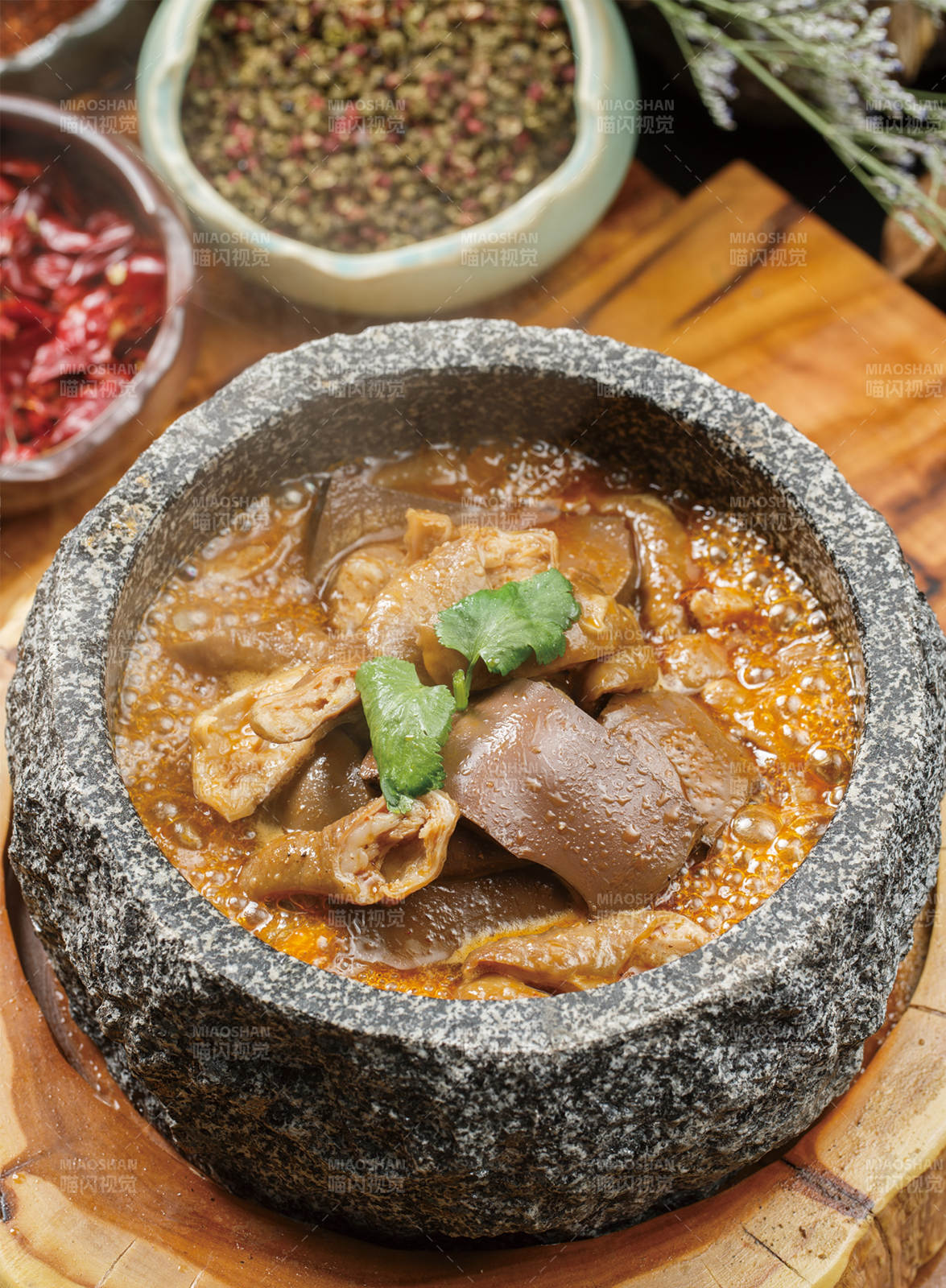 木本上摆放的石锅肥肠血旺