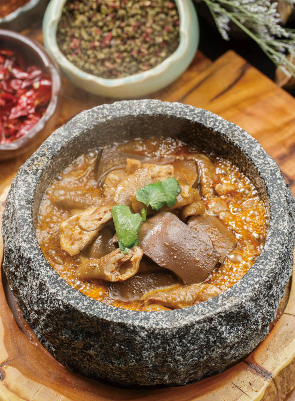 木本上摆放的石锅肥肠血旺