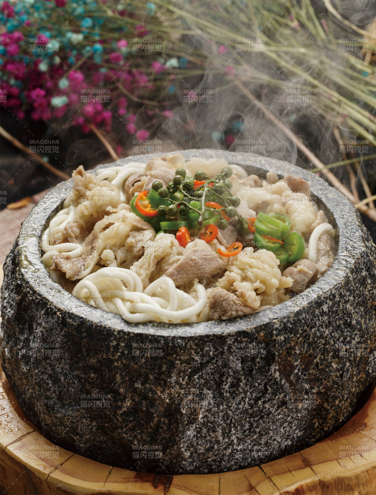 木墩上摆放的石锅酸汤肥牛