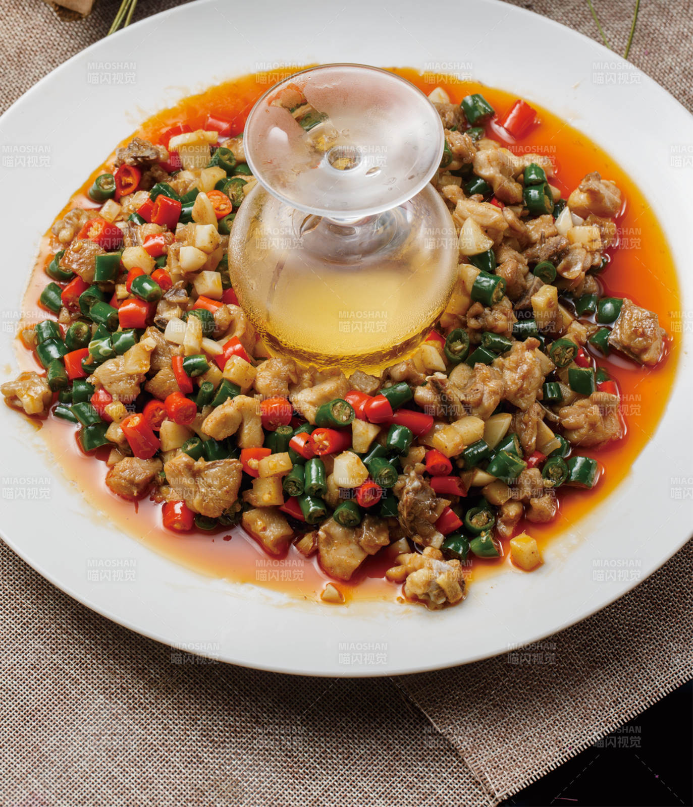 白瓷盘装的香槟米椒烧兔丁