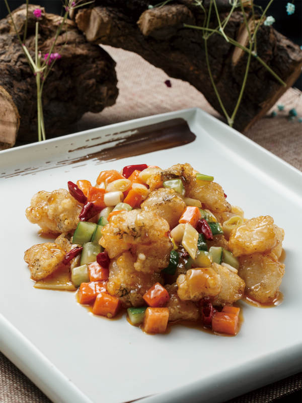 方形青瓷盘装的宫保鳕鱼