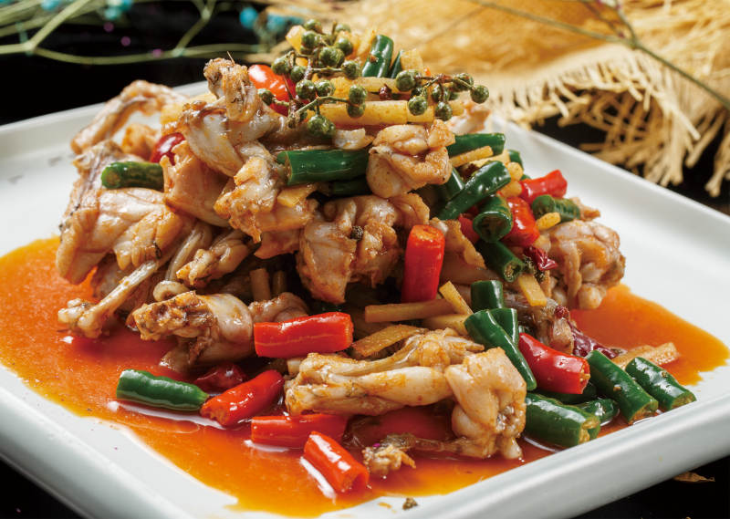 方形青瓷盘装的仔姜烧牛蛙