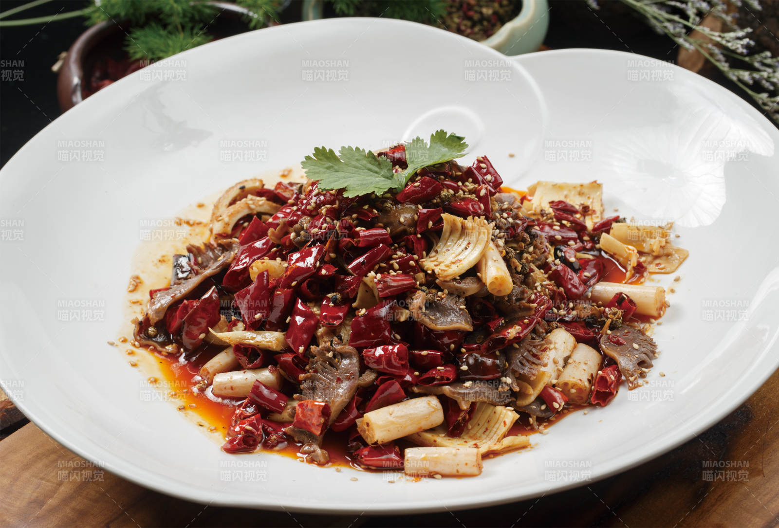 桃形白瓷盘装的霸王双脆鸭胗脆藕图片