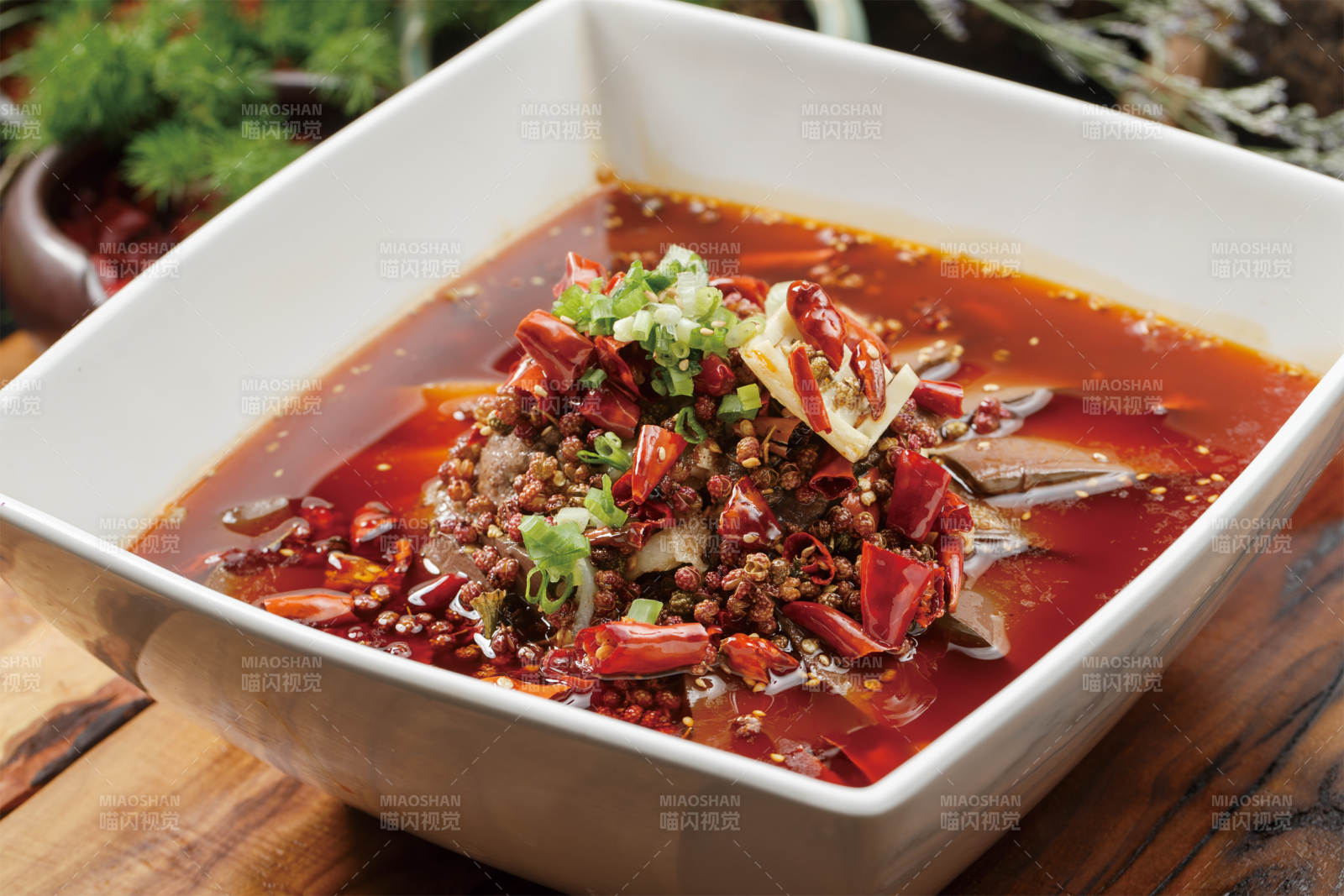 方形白瓷汤盆装的毛血旺图片