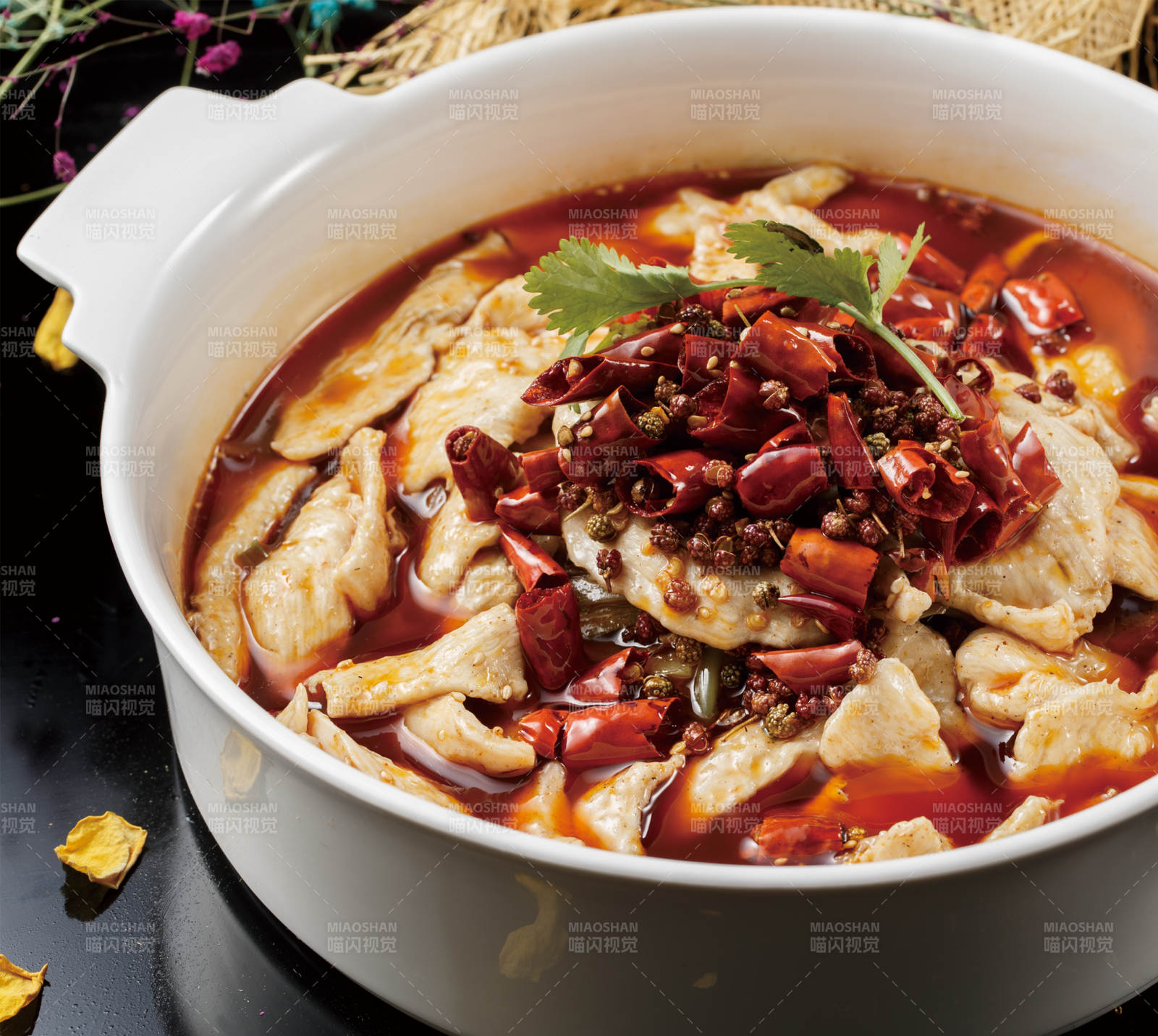 白色耳汤盆装的麻婆功夫鸡
