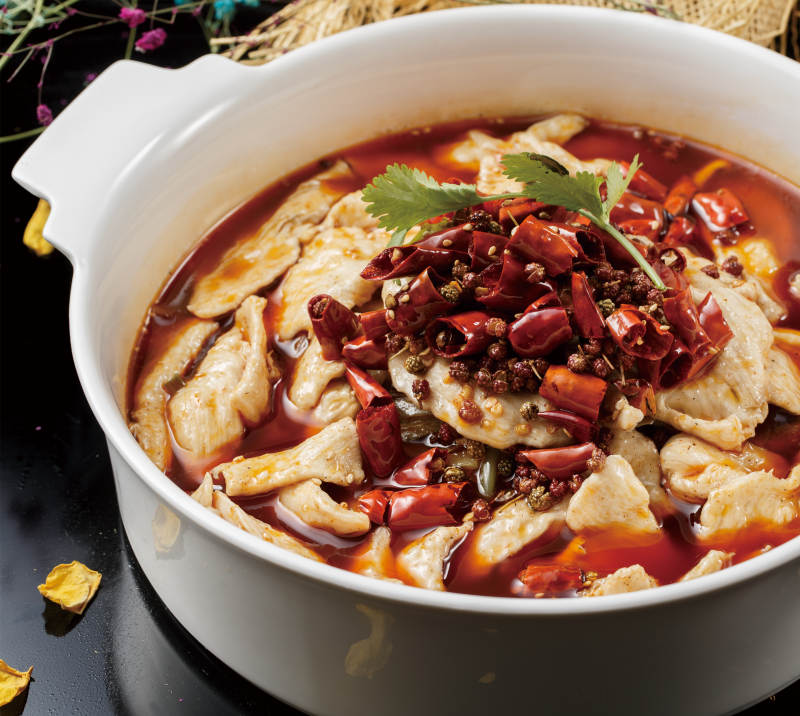 白色耳汤盆装的麻婆功夫鸡