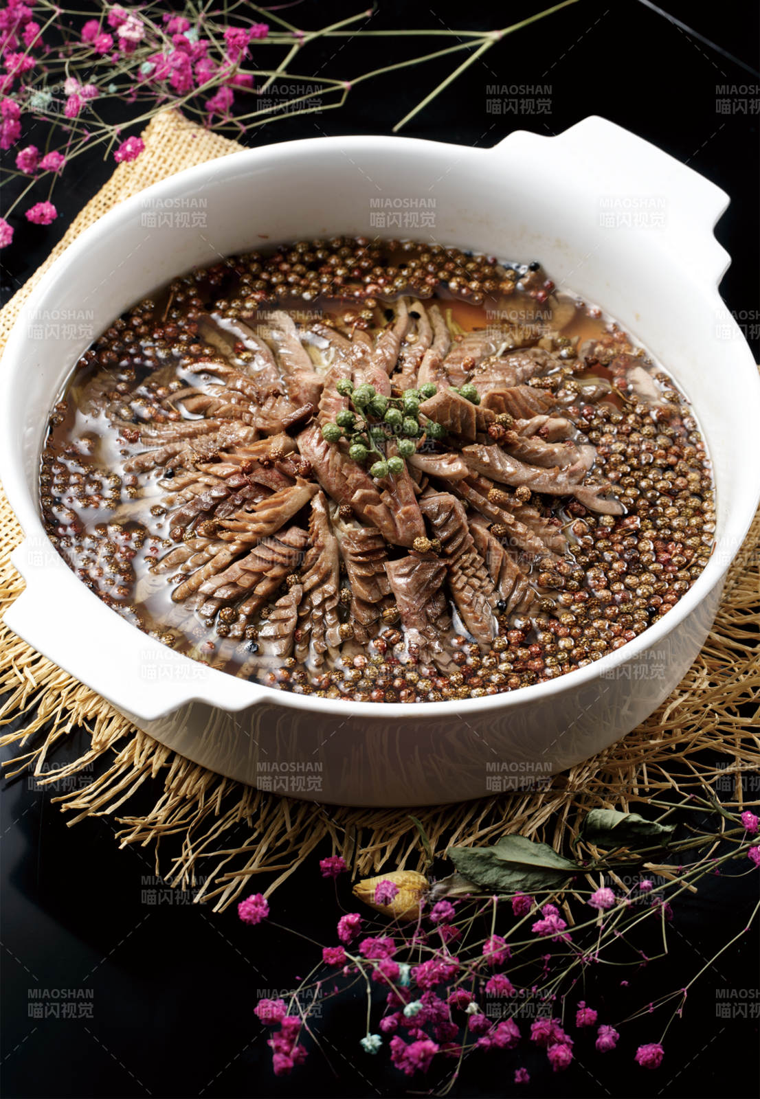 白色耳汤锅装的麻香腰花图片
