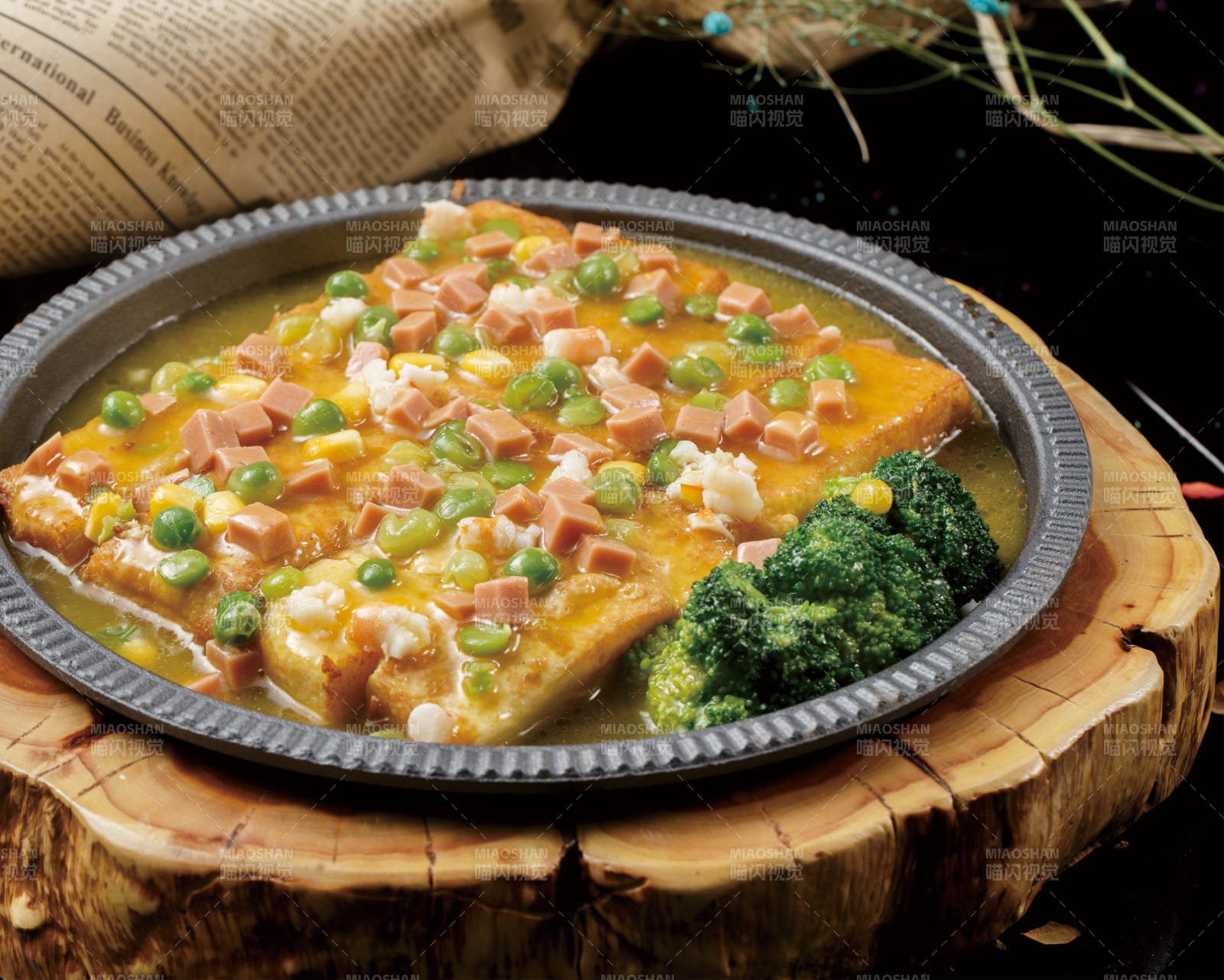 美味铁盘装的铁板焗豆腐-摄影图